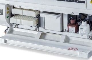 Простое управление благодаря фронтальной непрерывной загрузке и разгружению образцов, реагентов и расходных материалов